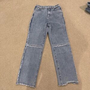 High-Rise Frayed Hem Wide-Leg Jeans in Washed Gray